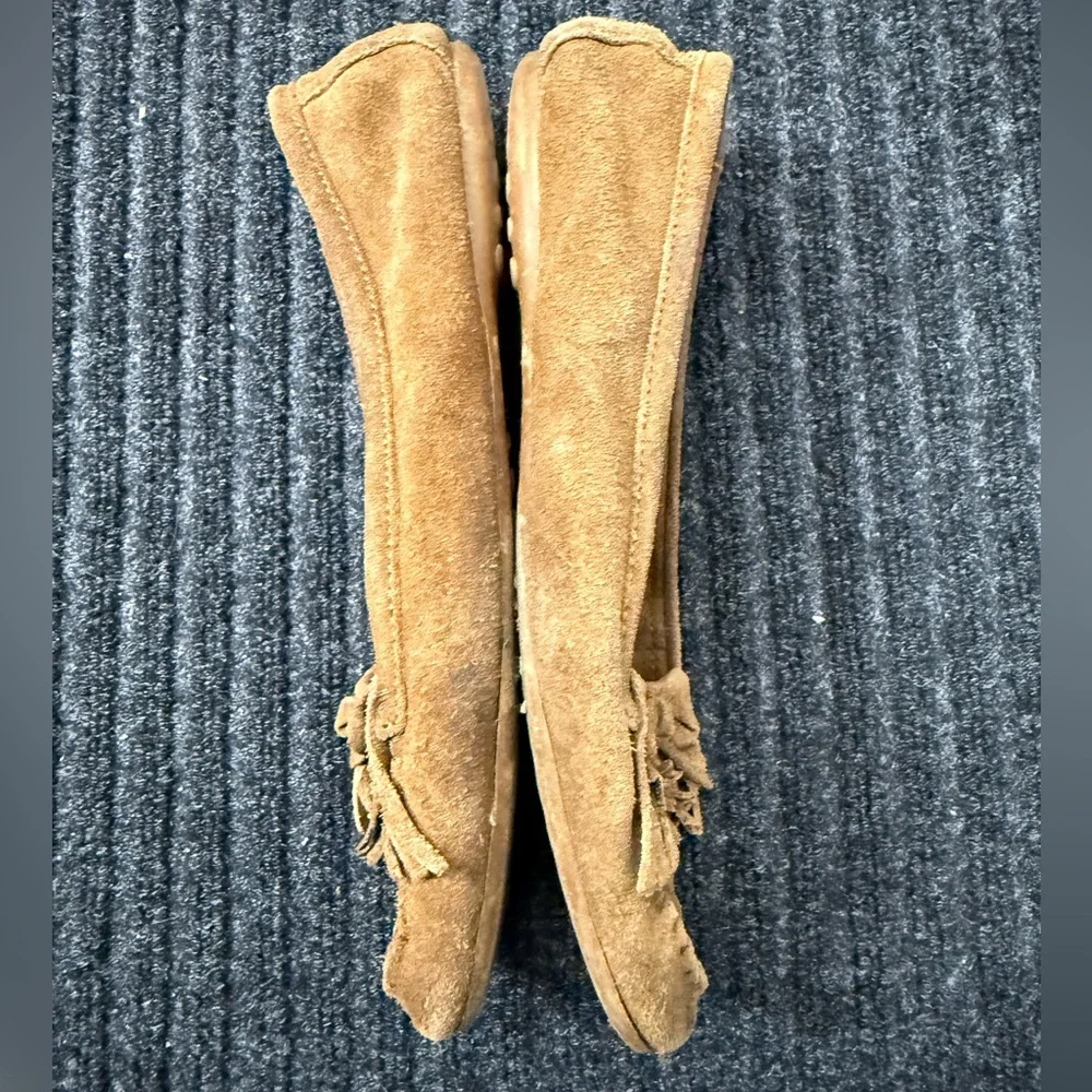Minnetonka Women's Kilty hardsole moccasins in brown suede leather - Picture 8 of 10